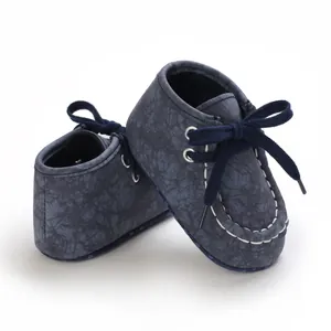 Detailansicht von dunkelblauen Baby-Lauflernschuhen mit weißen Kontrastnähten
