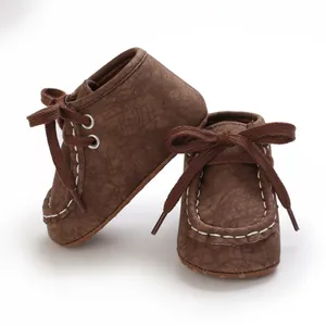 Detailansicht brauner Baby-Lauflernschuhe aus Kunstleder mit weißen Ziernähten