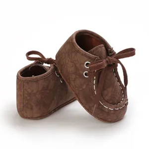 Nahaufnahme der braunen Lauflernschuhe mit Marmorstruktur und weißer Naht