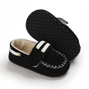 Mocasines negros para bebé de alta calidad con suela blanda y detalles de costura blanca