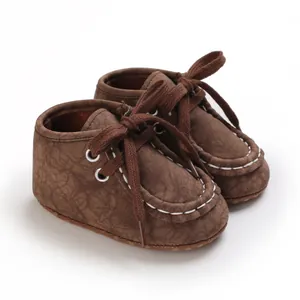 Detailansicht der braunen Baby-Mokassins-Lauflernschuhe mit dekorativen weißen Nähten