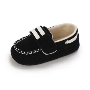 Zapatos de bebé de terciopelo negro con suela blanda y detalles de costuras blancas