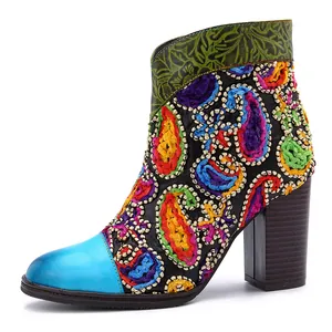 Zijaanzicht van de kleurrijke geborduurde enkellaars met paisley-motief en blauwe neus