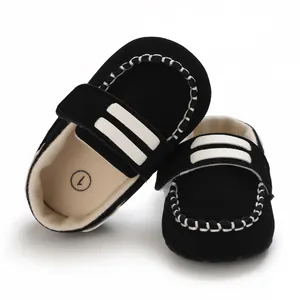 Zapatos de marcha suaves negros para bebé con costuras y rayas blancas decorativas