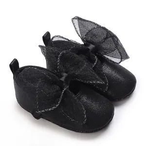 Detailansicht der schwarzen Baby-Prinzessin-Lauflernschuhe mit großer dekorativer Netzschleife