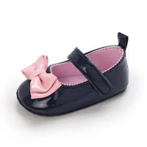 Dunkelblaue Baby-Mary Janes für Mädchen mit rosa Schleife und weicher Gummisohle