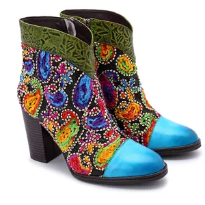 Gedetailleerde opname van handgemaakte bohemian geborduurde enkellaarsjes met turquoise neuzen