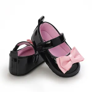 Detailansicht schwarze Lackleder-Lauflernschuhe für Babymädchen mit rosa Schleifen