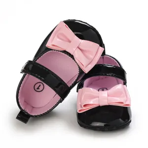 Detailansicht der Lauflernschuhe für Mädchen aus Lackleder mit rosa Schleife