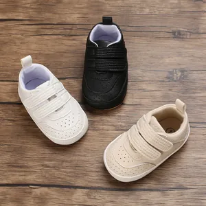 Detailansicht von Baby-Lauflernschuhen aus PU-Leder in Weiß, Schwarz und Beige
