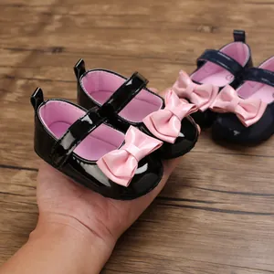 Detailansicht von Baby Mädchen Mary Jane Schuhen mit rosa Schleifen und Glanz