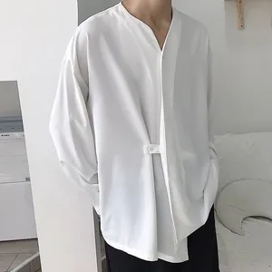 Dettaglio di una camicia bianca larga a maniche lunghe in stile coreano con scollo a V