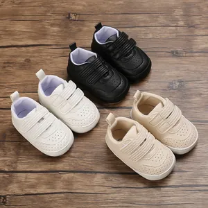 Detailansicht von Kleinkinderschuhen in Schwarz, Weiß und Beige mit weicher PU-Sohle und Klett.