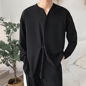 Dettaglio del cardigan nero minimalista a maniche lunghe da uomo indossato dal modello