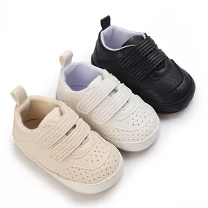 Detailansicht der weichen PU-Leder Babyschuhe in den Farben Beige, Weiß und Schwarz.