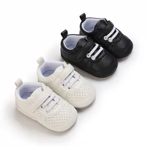 Zapatos antideslizantes para bebé con suela blanda en colores negro y blanco clásicos