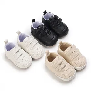 Detailansicht von weichen PU-Leder Baby-Lauflernschuhen in Weiß, Schwarz und Beige