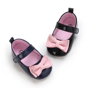 Detailansicht von Mary Jane Schuhen für Babys aus Lackleder mit weichen Sohlen und rosa Schleifen