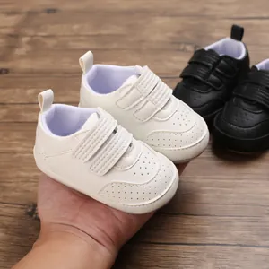 Primo piano di scarpine da bambino in pelle PU con suola morbida e chiusura a strappo