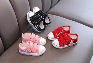 Baskets en toile pour enfants en noir rose et rouge avec motifs lapin et carotte