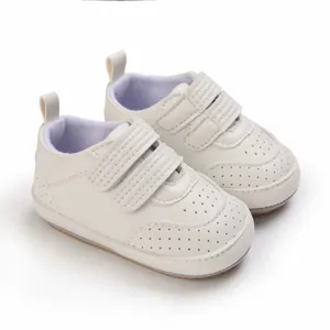 Dettaglio scarpe da camminata per neonati in pelle PU bianca con chiusura a strappo.