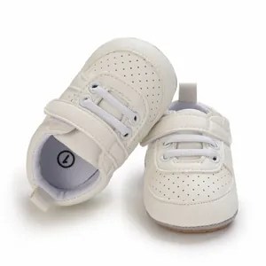 Detalle de zapatos para caminar para bebé color crema con suela de goma blanda y velcro