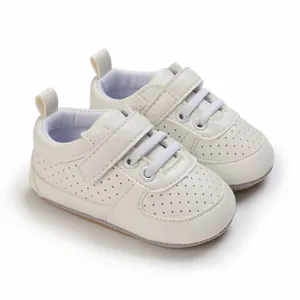 Zapatos blancos para bebés con suelas blandas y tiras de velcro para caminar cómodos