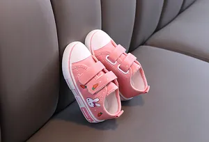 Vue détaillée de baskets en toile roses pour tout-petits avec motifs lapin et carotte.