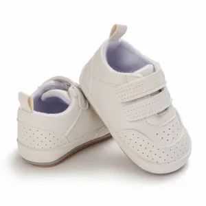 Vista dettagliata delle scarpe bianche per bambini con suola morbida e velcro