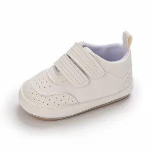 Vista laterale dettagliata di scarpe in pelle PU bianche per neonato con suola morbida