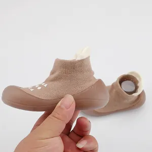 Vista lateral detallada de zapatos de calcetín para bebé con suela de goma flexible