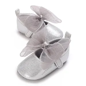 Silberne Glitzer Babyschuhe mit zartem Netzschleifen-Detail und weicher Sohle
