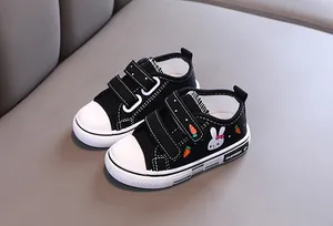 Vue détaillée des chaussures en toile noires pour enfants avec motif lapin et carotte