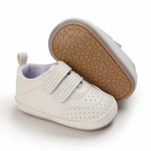Nahaufnahme von weißen weichen Baby-Lauflernschuhen mit atmungsaktivem PU und Sohle