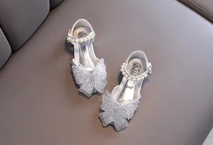 Zapatos de princesa plateados para niña con gran lazo de malla y detalle de perlas