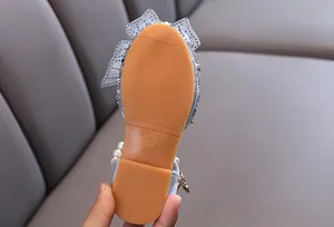 Primer plano de la suela de goma antideslizante de zapatos de princesa para niña
