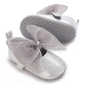 Silberne Baby-Lauflernschuhe mit großer Organzaschleife und rutschfester Weichsohle
