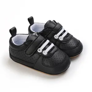 Vista detallada de zapatos negros para caminar para bebés con suelas de goma suave y cordones