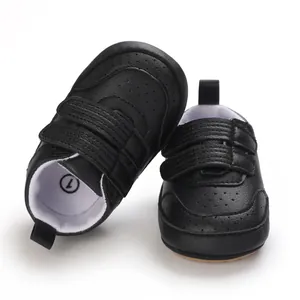 Dettaglio scarpe da camminata per neonati in pelle PU nera con chiusura a strappo
