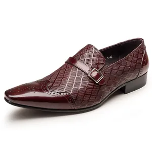 Détail de chaussure en cuir bordeaux pour homme avec brogue et texture diamant