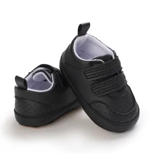 Dettaglio delle scarpe da passeggio per neonati in pelle PU nera con suola in gomma morbida