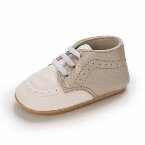 Primo piano di scarpine per neonati con suola morbida antiscivolo e decori brogue