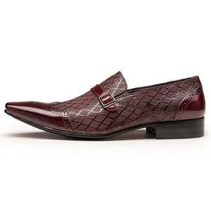 Vue détaillée de chaussure à boucle en cuir de veau bordeaux avec motif croco