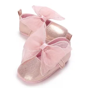 Detaillierte Ansicht der rosa Glitzer-Babyschuhe mit großer Schleife aus weichem Netz