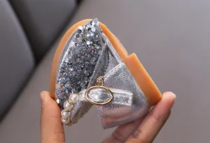 Detalle de zapato de princesa flexible con lentejuelas plateadas para niña