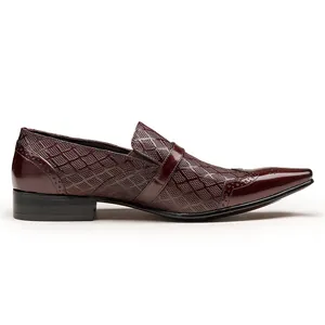 Vue latérale de chaussures en cuir de veau bordeaux à texture croco et perforations