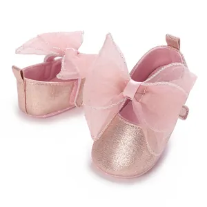 Detailaufnahme der rosa glitzernden Baby-Prinzessin-Schuhe mit großer Organzaschleife
