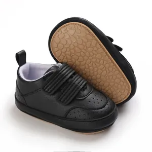 Detailansicht schwarzer PU-Leder Babyschuhe mit weicher, rutschfester Gummisohle.