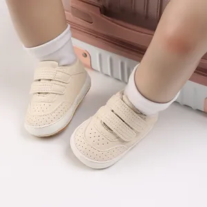 Dettaglio di scarpe da ginnastica in pelle PU crema per neonati con suola morbida