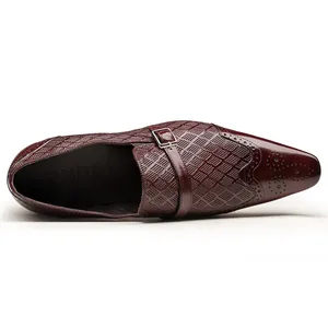 Gros plan de chaussures monk strap en cuir de veau bordeaux avec motifs richelieu